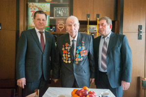 Александр Жилкин поздравил ветерана Григория Коноплёва с Днём Защитника Отечества