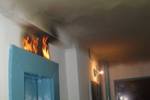 В Ленинском районе Астрахани загорелась шахта лифта