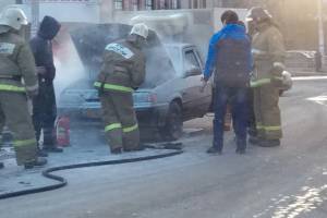 В Астрахани прохожие тушили загоревшийся автомобиль