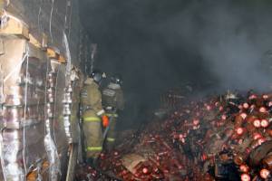Пожар на оптовом рынке в Астрахани
