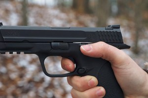 Житель Волгограда случайно выстрелил себе в голову из пистолета