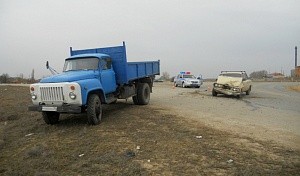 На трассе под Астраханью столкнулись легковой автомобиль и грузовик