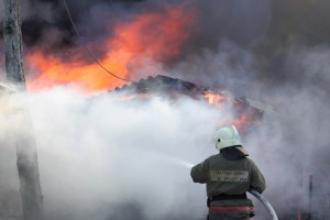 Астраханские спасатели за минувшую неделю совершили 15 выездов на пожары и аварии
