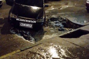 В Астрахани провалился асфальт, автомобиль упал в яму