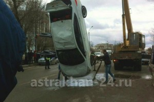 В Астрахани из Приволжского затона достали утонувший ночью Hyundai Solaris