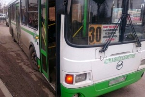 В Астрахани женщина получила травму при торможении пассажирского автобуса № 30