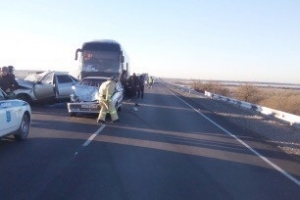 В Астраханской области в результате тройного ДТП с участием рейсового автобуса один человек погиб, двое пострадали