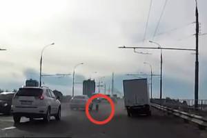 В Астрахани на Новом мосту у грузовика на ходу отвалилось колесо и отлетело в легковушку
