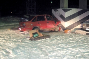 В Астрахани в результате столкновения с бетонной опорой погиб водитель иномарки