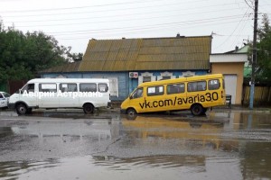 На улице Дзержинcкого в Астрахани провалилось в яму «длинное» маршрутное такси