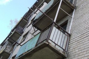 В Астрахани 45-летний мужчина выпал из окна пятиэтажного дома
