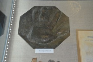 В Астраханском краеведческом музее представлен оттиск руки Петра I