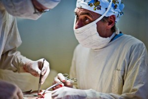 В одной из больниц Астрахани медики оставили в теле пациентки хирургический зажим