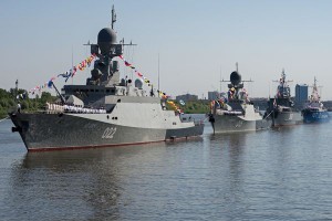 Корабли Каспийской флотилии провели учебную тренировку ко Дню ВМФ в Астрахани