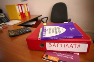 Гендиректор астраханской фирмы задолжал сотрудникам почти 450 тысяч рублей