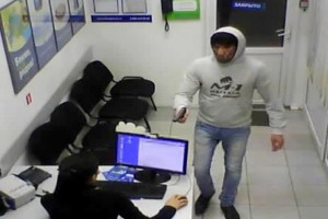 В Астрахани мужчина с гуашью на лице и пистолетом Макарова ограбил кредитный центр