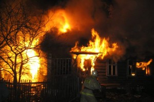 В Астраханской области при пожарах в жилом доме и квартире спасены 12 человек