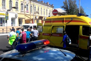 В центре Астрахани женщина за рулём иномарки сбила беременную девушку