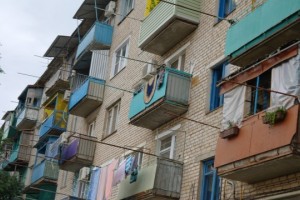В Астрахани с балкона упала 33-летняя женщина
