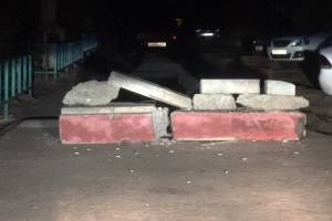 Соцсети: в Астрахани патруль ДПС не смог продолжить погоню из-за бетонных баррикад