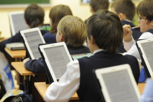 Компания Яндекс протестирует электронные учебники на астраханских школьниках