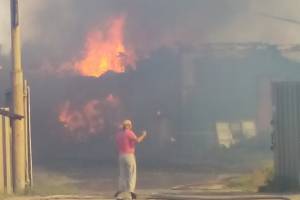 В Астраханской области сильный пожар уничтожил жилой дом
