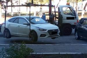 В Астрахани эвакуируют припаркованные автомобили