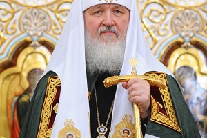 Патриарх Кирилл освятил крест колокольни собора Живоначальной Троицы и подарил храму икону