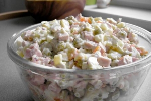 Главный новогодний салат обойдется астраханцам почти в 180 рублей