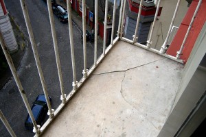 В Астраханской области 22-летняя девушка выпала с балкона квартиры на пятом этаже