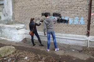 В Астрахани стёрли и закрасили 385 надписей с рекламой наркотиков