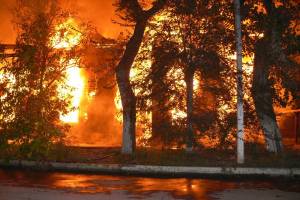 В Астраханской области ночной пожар уничтожил жилой дом