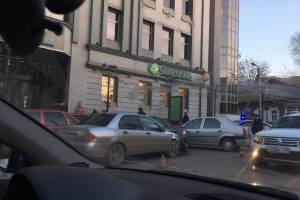 Очевидцы сообщили о ДТП в центре Астрахани с участием нескольких машин