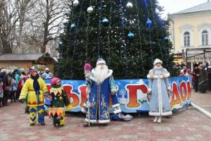 В Астрахани стартуют новогодние гулянья у елок