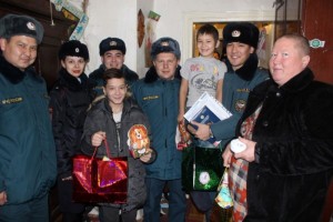 Астраханское МЧС и полиция поздравили с наступающим Новым годом семьи, состоящие на учёте
