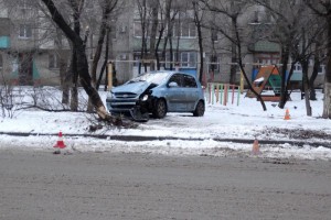 В Астрахани женщина за рулём иномарки врезалась в дерево, пострадали пассажиры