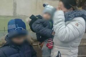 В Астрахани потерянный 7-летний мальчик бродил в легкой одежде по улицам города