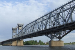 В Астрахани инспекторы ДПС возобновили движение транспорта на мосту, парализованное упавшей железобетонной плитой