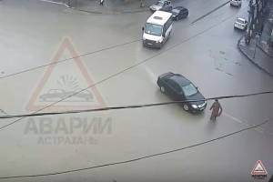 В Сети появилось видео, как в Астрахани на пешеходном переходе сбили женщину