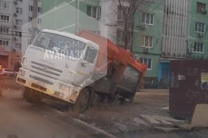 В Астрахани грузовой автомобиль коммунальщиков ушел под землю
