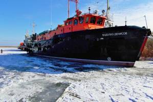 В Астраханской области в сложных ледовых условиях с теплохода эвакуировали больного