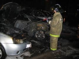 Два автомобиля сгорели в Астрахани