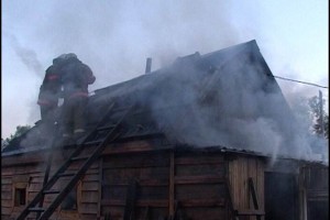 В Астраханской области в сгоревшей от брошенного окурка хозпостройке найдено тело мужчины