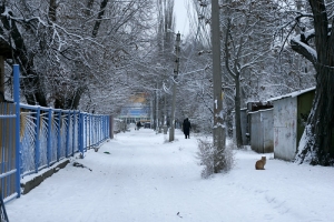 Мосты и оживленные перекрестки Астрахани расчищают от снега