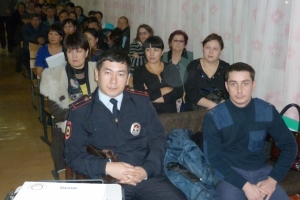 В Астраханской области полицейские проводят родительские собрания, на которых рассказывают о безопасности детей
