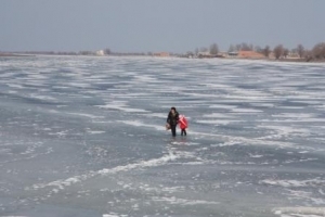 На территории Астраханской области нет санкционированных ледовых переправ, как для пешего движения, так и для движения автотранспорта