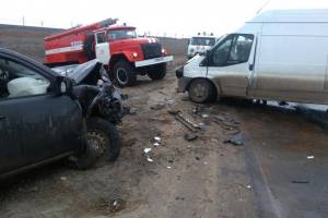 На обледенелой трассе &#171;Волгоград-Астрахань&#187; произошло несколько аварий с пострадашими