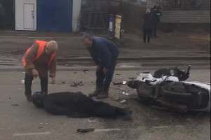 В Астрахани на ул Адмирала Нахимова сбили водителя скутера