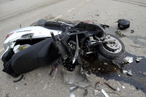 Водитель скутера, попавший в аварию на ул Адмирала Нахимова в Астрахани, умер в больнице