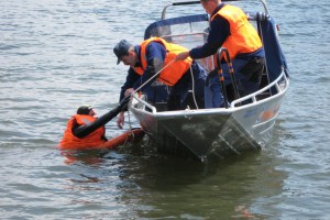 В Астраханской области инспекторы ГИМС МЧС на лодке врезались в дерево Один из них погиб
